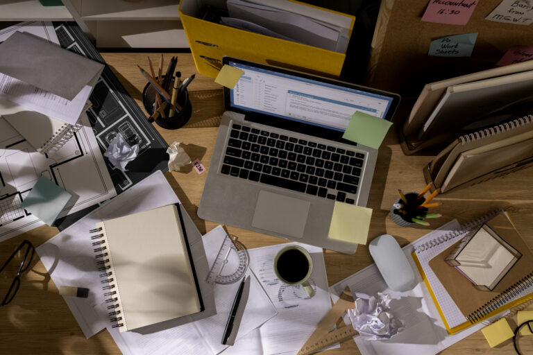 mesa bagunçada fazendo pessoa procrastinar
